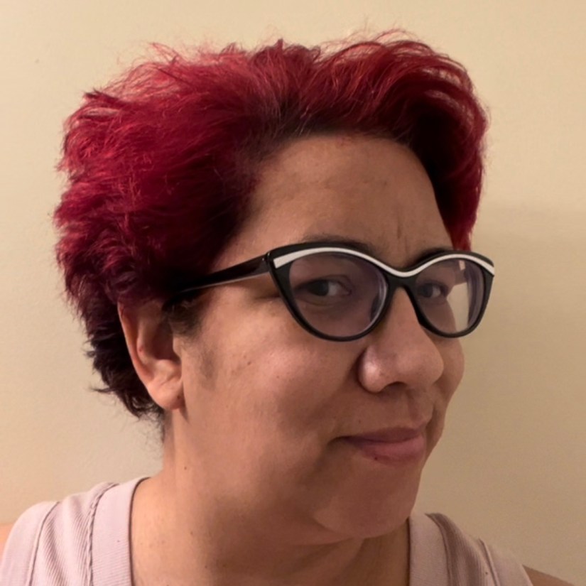 Ofelia - red hair and glasses