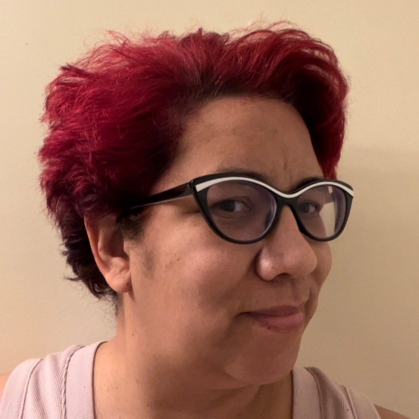 Ofelia - red hair and glasses